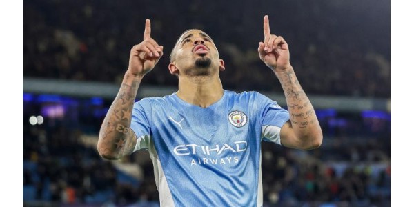 Gabriel Jesus enfile joyeusement le maillot d'Arsenal